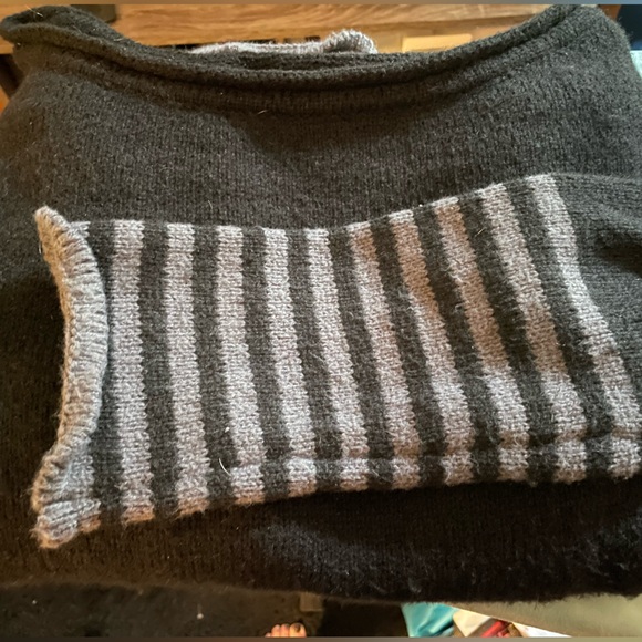 Women’s Black, BoatNeck Sweater  (Large) - Picture 3 of 4